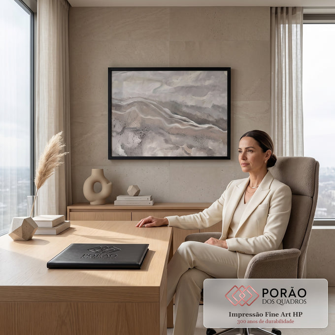 Quadro Decorativo Grande Paisagem Aérea de Dunas para Sala | quadros decorativos | paisagem aérea abstrata com dunas em bege e cinza sob céu nublado | em ambiente 2 | Porao dos Quadros