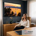 Quadro Decorativo Grande Veleiros ao Pôr do Sol para Sala | quadros decorativos | veleiros em mar dourado ao pôr do sol com montanhas e pinheiros ao fundo | em ambiente 2 | Porao dos Quadros