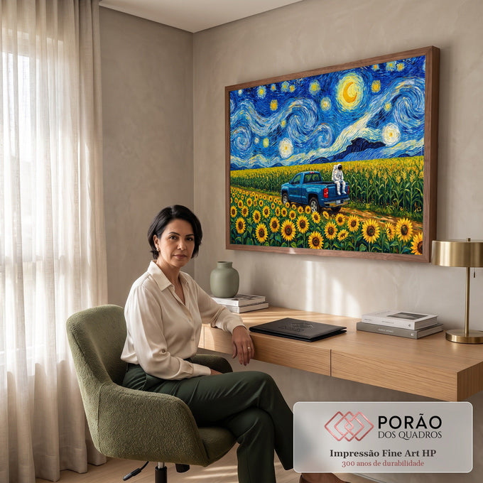 Astronauta em picape azul entre girassóis sob céu de noite estrelada estilo Van Gogh, quadro decorativo