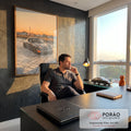 Porsche 911 preto rebaixado em pátio de concreto sob céu laranja de pôr do sol, quadro decorativo