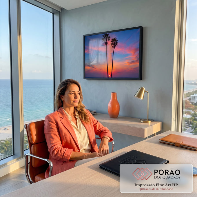 Quadro Decorativo Grande Duas Palmeiras Laranja para Sala | quadros decorativos | silhueta de duas palmeiras com pôr do sol laranja e rosa sobre o mar | em ambiente 2 | Porao dos Quadros