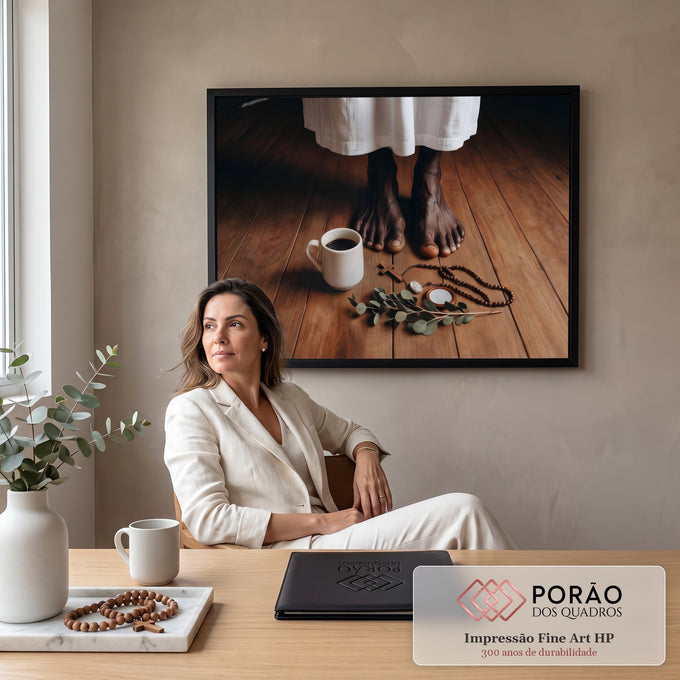 Quadro Decorativo Grande Terço e Crucifixo para Sala Marrom | quadros decorativos | pés descalços sobre madeira ao lado de terço, crucifixo e xícara de café | em ambiente 2 | Porao dos Quadros