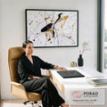 Quadro Decorativo Grande Abstrato e Dourado para Sala Preto | quadros decorativos | abstrato com linhas e respingos pretos e dourados sobre fundo branco texturizado | em ambiente 2 | Porao dos Quadros