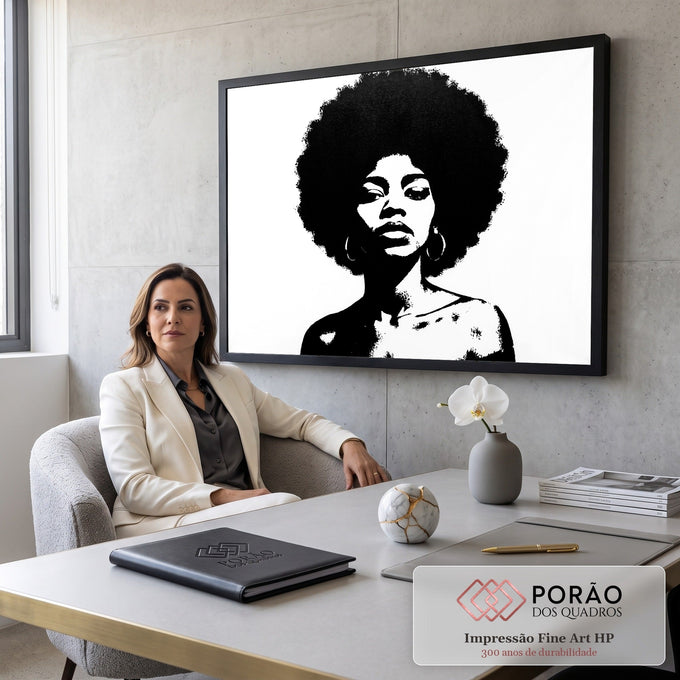 Quadro Decorativo Grande Mulher com Black para Sala Preto | quadros decorativos | retrato de mulher com cabelo black power em preto e branco alto contraste | em ambiente 2 | Porao dos Quadros