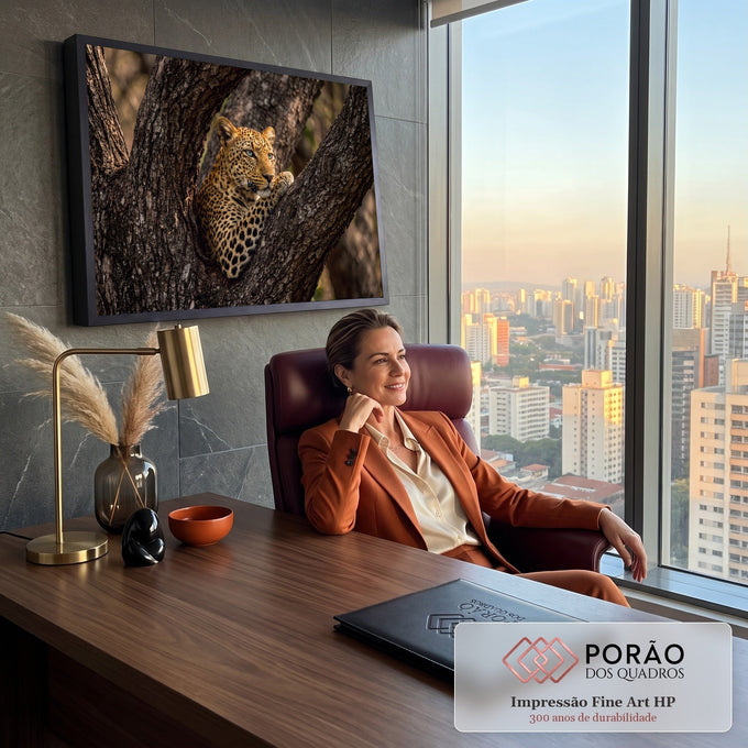 Leopardo de olhos claros descansando na forquilha da árvore, fotografia em tons terrosos, quadro decorativo