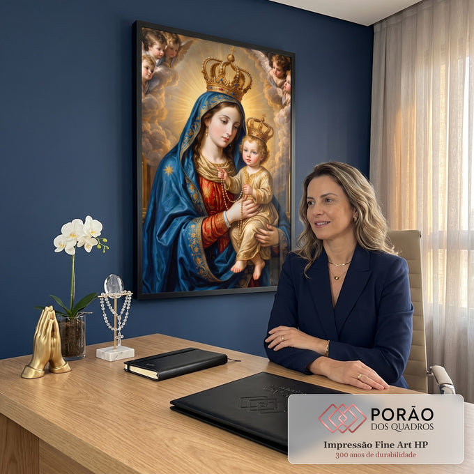 Nossa Senhora coroada de manto azul com o Menino Jesus e terço entre anjos e luz dourada, quadro decorativo