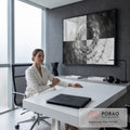 Quadro Decorativo Grande Túnel Geométrico Preto para Sala | quadros decorativos | túnel geométrico abstrato com anéis concêntricos em preto, branco e cinza | em ambiente 2 | Porao dos Quadros