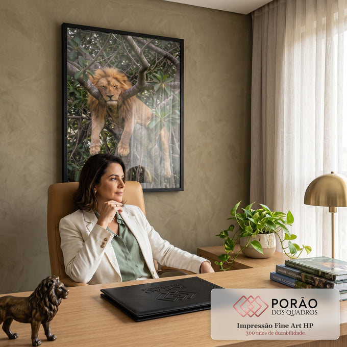 Leão de juba dourada dormindo relaxado sobre galho de árvore entre folhas verdes, quadro decorativo