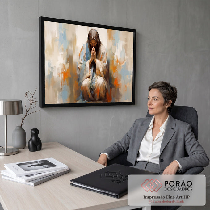 Jesus Cristo ajoelhado em oração com mãos postas, pinceladas abstratas bege, azul e laranja, quadro decorativo