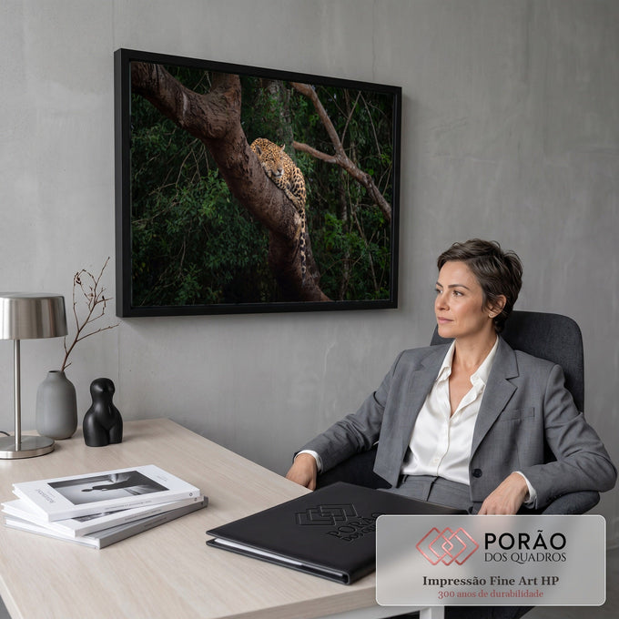 Onça-pintada deitada em galho de árvore na floresta verde escura, fotografia, quadro decorativo