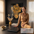 Quadro Decorativo Grande Girassóis de Van para Sala Preto | quadros decorativos | girassóis dourados em relevo texturizado com folha de ouro sobre fundo preto | em ambiente 2 | Porao dos Quadros