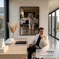 Tigre branco de olhos azuis sentado diante de carro esportivo branco em garagem de luxo, quadro decorativo