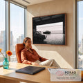 Quadro Decorativo Grande Carros Clássicos para Sala Preto | quadros decorativos | dois carros clássicos em preto e branco dentro de um hangar industrial | em ambiente 2 | Porao dos Quadros