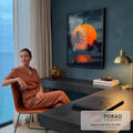 Quadro Decorativo Grande Sol Gigante para Sala Laranja | quadros decorativos | sol laranja gigante entre palmeiras em silhueta numa praia ao entardecer | em ambiente 2 | Porao dos Quadros