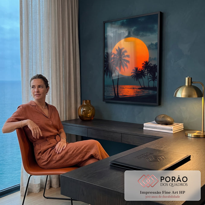 Quadro Decorativo Grande Sol Gigante para Sala Laranja | quadros decorativos | sol laranja gigante entre palmeiras em silhueta numa praia ao entardecer | em ambiente 2 | Porao dos Quadros