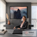 Quadro Decorativo Grande Pico Rochoso para Sala Cinza | quadros decorativos | pico de montanha escuro emergindo de nuvens rosadas ao pôr do sol | em ambiente 2 | Porao dos Quadros