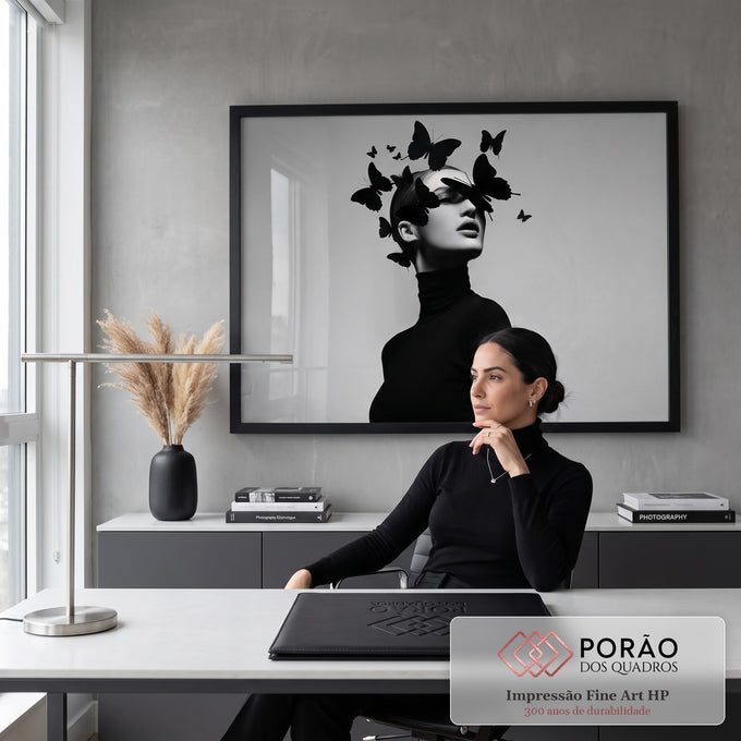 Quadro Decorativo Grande Mulher com Borboletas para Sala | quadros decorativos | retrato de mulher em preto e branco coberta por borboletas pretas no rosto e cabeça | em ambiente 2 | Porao dos Quadros