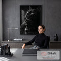 Gato preto olhando para cima ao lado de peça de rei do xadrez em fotografia preto e branco, quadro decorativo