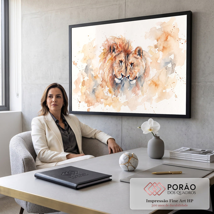 Quadro Decorativo Grande Casal de Leões Laranja para Sala | quadros decorativos | leão e leoa encostando as cabeças em aquarela com tons terrosos e respingos | em ambiente 2 | Porao dos Quadros