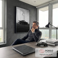 Quadro Decorativo Grande Carro Esportivo para Sala | quadros decorativos | carro esportivo clássico em preto e branco parado sob céu nublado com neblina | em ambiente 2 | Porao dos Quadros