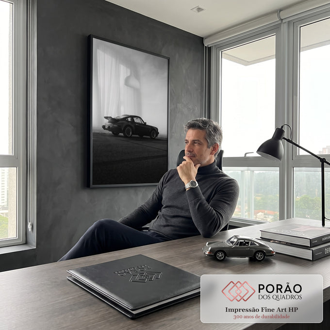 Quadro Decorativo Grande Carro Esportivo para Sala | quadros decorativos | carro esportivo clássico em preto e branco parado sob céu nublado com neblina | em ambiente 2 | Porao dos Quadros