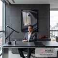 Capô de Porsche preto fosco com brasão dourado em destaque, fotografia automotiva, quadro decorativo