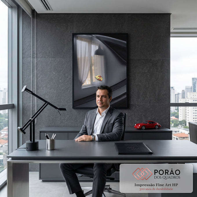 Capô de Porsche preto fosco com brasão dourado em destaque, fotografia automotiva, quadro decorativo