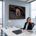 Quadro Decorativo Grande Leopardo Rosnando Rosnado para Sala | quadros decorativos | leopardo rosnando com garras à mostra sobre rochas escuras | em ambiente 2 | Porao dos Quadros