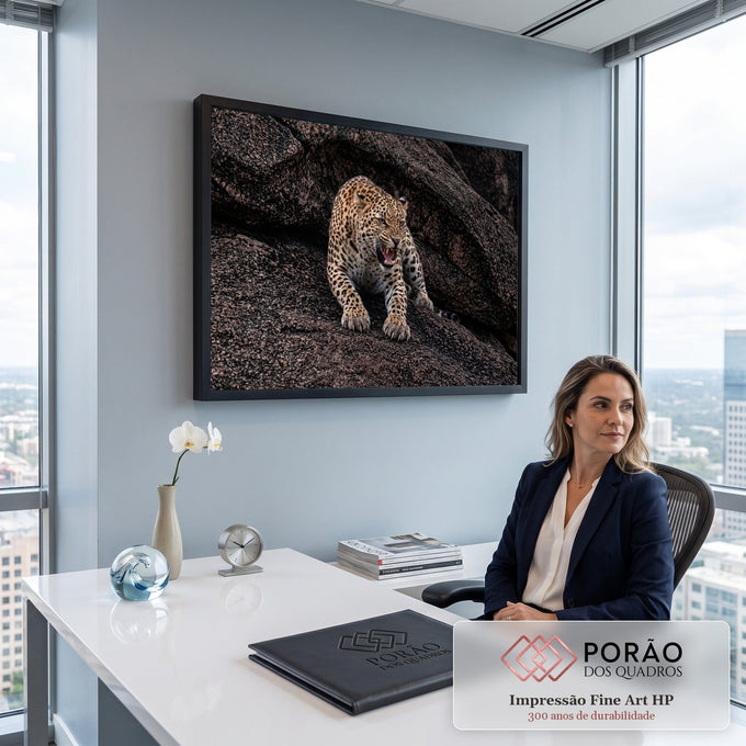 Quadro Decorativo Grande Leopardo Rosnando Rosnado para Sala | quadros decorativos | leopardo rosnando com garras à mostra sobre rochas escuras | em ambiente 2 | Porao dos Quadros