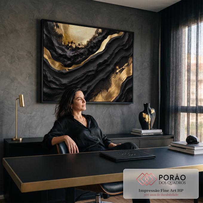 Quadro Decorativo Grande Textura Preta para Sala Preto | quadros decorativos | textura preta em relevo com veios e respingos de tinta dourada metálica | em ambiente 2 | Porao dos Quadros