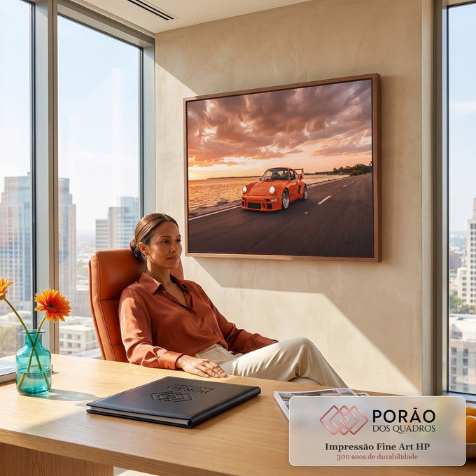 Porsche clássico laranja com aerofólio em estrada à beira-mar sob céu de pôr do sol, quadro decorativo