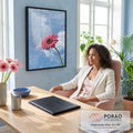 Flor gerbera rosa de caule verde erguida contra céu azul com nuvens brancas, quadro decorativo