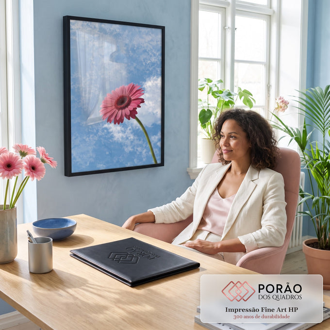 Flor gerbera rosa de caule verde erguida contra céu azul com nuvens brancas, quadro decorativo