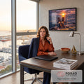 Quadro Decorativo Grande Pôr do Sol Píer para Sala | quadros decorativos | cabeço de amarração enferrujado com pôr do sol e veleiro ao fundo | em ambiente 2 | Porao dos Quadros
