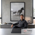 Cavalo cinza galopando na areia com Porsche esportivo levantando poeira no deserto, quadro decorativo