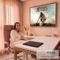 Jesus ajoelhado sobre rocha estende a mão a uma criança, com a palavra JESUS no céu, quadro decorativo