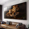 Leão, leoa e três filhotes deitados sobre tronco em floresta escura, tons dourados, quadro decorativo