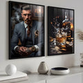 Homem de terno com charuto e copo de whisky com gelo ao lado da garrafa em 2 telas, quadro decorativo