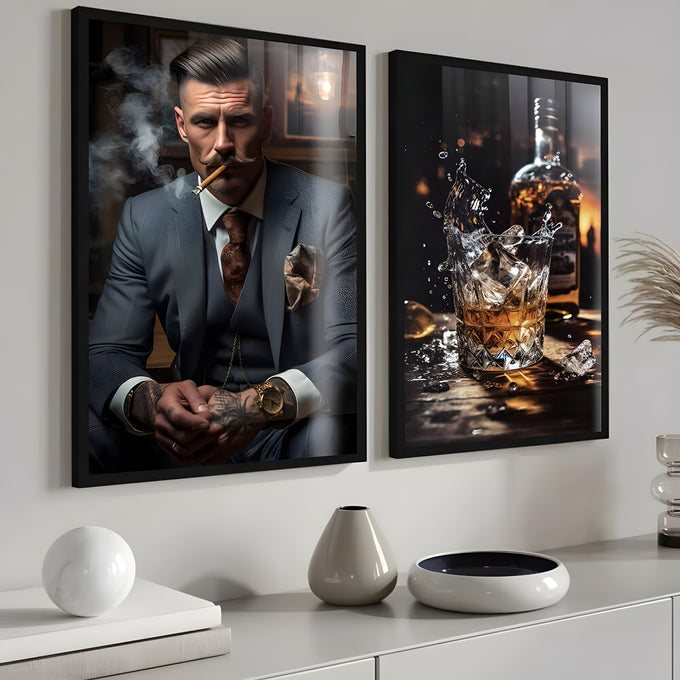 Homem de terno com charuto e copo de whisky com gelo ao lado da garrafa em 2 telas, quadro decorativo
