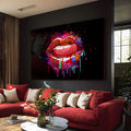 Lábios vermelhos em grafite com língua e respingos coloridos em fundo preto, quadro decorativo