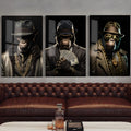 Três macacos gangster de chapéu, correntes de ouro, óculos e notas de dólar em fundo preto, quadro decorativo
