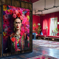 Retrato de Frida Kahlo com coroa de rosas, brincos dourados e fundo de flores rosa, quadro decorativo
