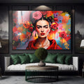 Retrato de Frida Kahlo com rosas no cabelo, blusa vermelha e fundo de manchas coloridas, quadro decorativo