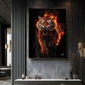 Tigre rugindo avançando envolto em chamas laranja sobre fundo preto, quadro decorativo
