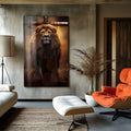 Leão majestoso sob cruz de madeira com luz dourada e fundo escuro, quadro decorativo
