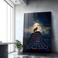 Lobo uivando no pico da montanha sob a lua com frases motivacionais até sucesso, quadro decorativo