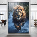 Leão de juba dourada correndo na água com respingos azuis e fundo escuro, quadro decorativo
