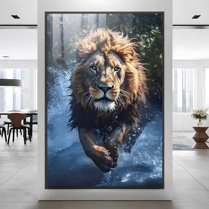 Leão de juba dourada correndo na água com respingos azuis e fundo escuro, quadro decorativo