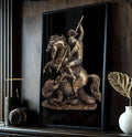 São Jorge a cavalo com lança vencendo o dragão em escultura dourada sobre fundo preto, quadro decorativo