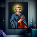 São Pedro com auréola, manto azul e chave dourada sobre fundo azul escuro, quadro decorativo